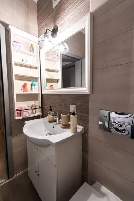 Arte - 2 Bedroom Apartment Near Coresi Mall With Free Parking Brașov Exterior foto