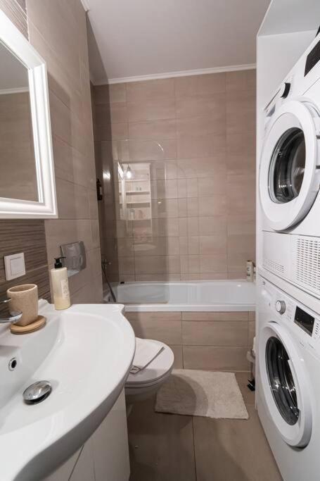 Arte - 2 Bedroom Apartment Near Coresi Mall With Free Parking Brașov Exterior foto